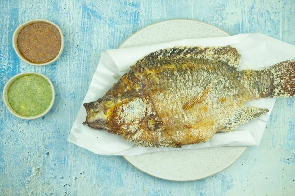 Zbliżenie Solonych Grillowanych Ryb Serwowanych Pikantnym Kwaśnym Słodkim Sosem — Zdjęcie stockowe