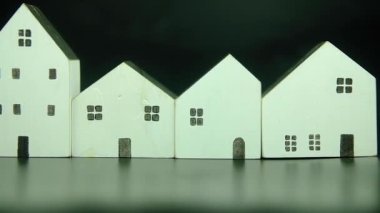 Küçük ahşap evi çevirip kapatıyorlar. Gayrimenkul ipoteği ya da satın alma konsepti. İş finans ve kredi