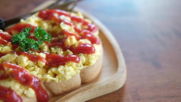 Schwenkschuß Von Rührei Auf Toastbrot Mit Ketchup Frühstück Morgen Hause — Stockvideo