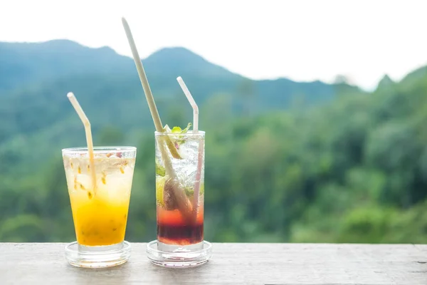 Bebida Verão Mesa Com Fundo Paisagem Montanhas Beleza Natureza Fundo — Fotografia de Stock