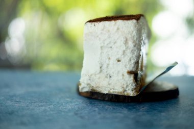 Arkasında taze kremalı pasta var..