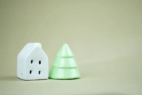 小さなセラミック白い家と小さなセラミッククリスマスツリー 現代的な装飾 — ストック写真