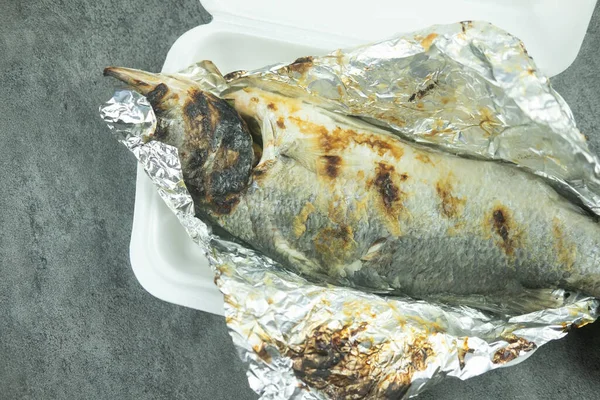 Grillowana Ryba Podawana Folii Umieszczonej Pudełku Pianki Tajskie Jedzenie — Zdjęcie stockowe