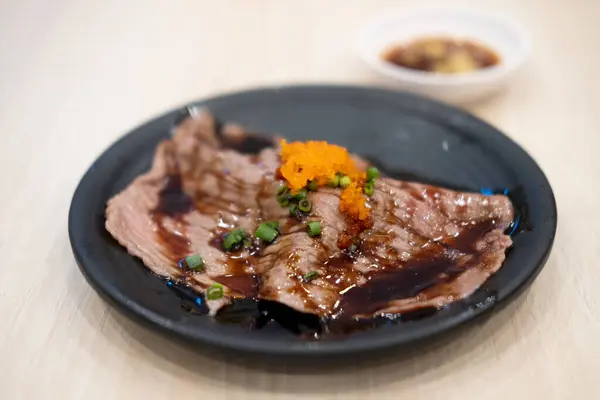 寿司瓦格纳牛肉在一个黑色盘子上与鳗鱼虾蛋 靠近点 — 图库照片