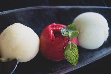 Çeşitli aromalı ev yapımı dondurmalar. Sağlıklı yaz tatlıları. Kapat.