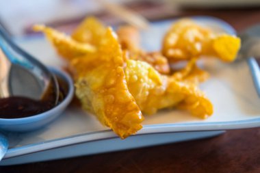 Lezzetli Tayland gevreği kıyma ile doldurulmuş, yakın plan.