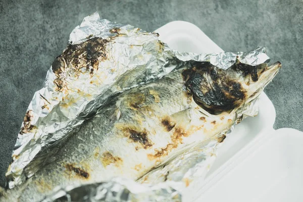 Grillowana Ryba Podawana Folii Umieszczonej Pudełku Pianki Tajskie Jedzenie — Zdjęcie stockowe