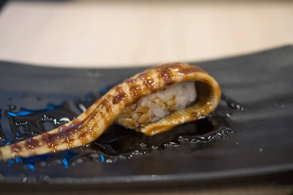 Sushi Anguille Mer Grillée Avec Sauce Sucrée Sur Plateau Noir — Photo
