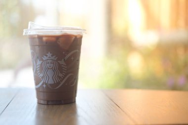 Samut Prakan, Tayland - 11 Aralık 2021: Starbuck kahveli buzlu mocha, Starbucks küresel bir kahve zinciri.