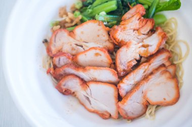 Barbekü kırmızı domuz etli erişte. Tayland popüler sokak yemekleri.