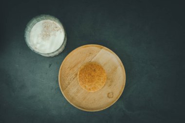 Geleneksel İngiliz çörekleri ve taze süt. Üst görünüm