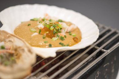 Izgara peynirli lav, ızgara ve sobanın üzerinde servis edilen kabuk, seçici odaklı geleneksel Japon yemeği..