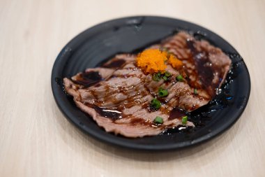 Ebiko karides yumurtasıyla soslu taze Wagyu biftekli suşi. Japon tarzı yemek.