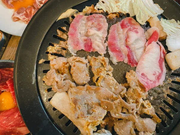 Marynowana Wieprzowina Jest Grillowana Koreańskich Restauracjach Widok Góry — Zdjęcie stockowe