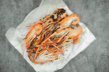 Tatlı su nehri karidesi ızgarada kızartılıyor.