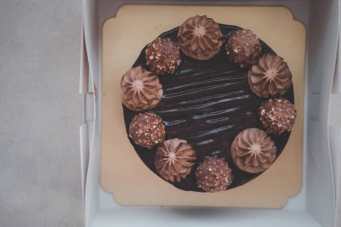 Kutuda kocaman çikolatalı pasta. Üst görünüm