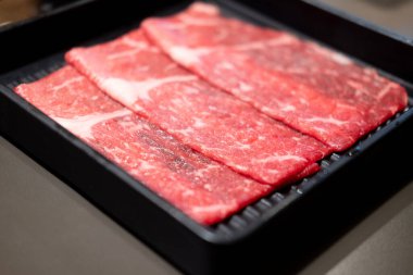 Japon sukiyaki ve shabu shabu için ince dilimlenmiş kaliteli sığır eti. Lezzetli yemekler Tayland 'da çok popüler.