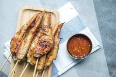 Asya usulü ızgara tavuk kanadı. Tayland usulü kızarmış tavuk şişi.