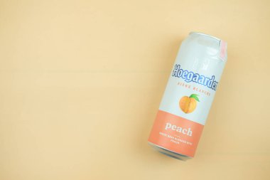 Samut Prakan, Tayland - 15 Aralık 2021: Şeftaliyle karıştırılmış bir kutu Hoegaarden şeftalisi, buğday birası. Üst görünüm