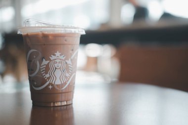 Samut Prakan, Tayland - 15 Aralık 2021: Masada bir bardak Starbuck kahvesi buzlu mocha. Starbucks, 61 ülkede 20.000 'den fazla mağazası olan ve oldukça popüler olan dünyanın en büyük kahve dükkanıdır..