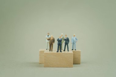 Tahta blokta duran minyatür iş adamı. Fotokopi alanı ile organizasyona katılacak bir ekip seçmek için kullanılan konsept.