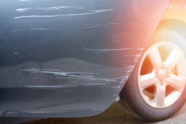 Trafik kazasında gri modern araba çizikleri. Kapat.