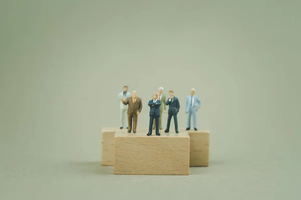 Gente Miniatura Hombre Negocios Pie Bloque Madera Concepto Utilizado Selección — Foto de Stock