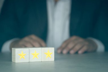 İş adamı hizmet derecesi, sarı üç yıldızlı ikonlar ile en iyi servis. En iyi desteğin memnuniyeti ya da tüketici konseptiyle ilgilenmek