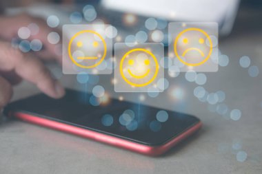 Müşteriler, çevrimiçi uygulama üzerinde hizmet veya ürün kullandıktan sonra değerlendirme memnuniyeti için bir akıllı telefon seçici gülen yüz ikonu kullanırlar. Müşteri memnuniyeti anketi kavramı