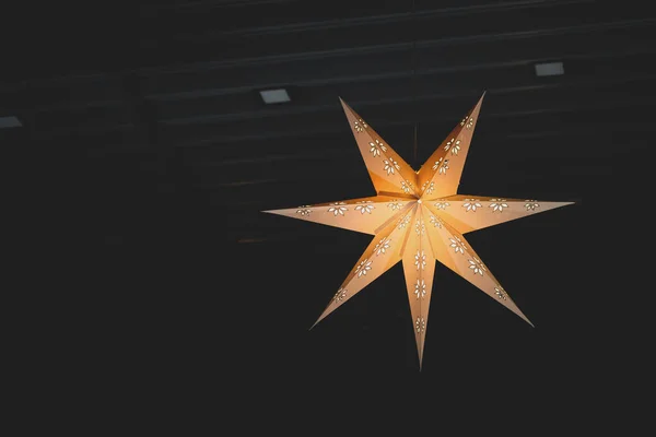 Рождественское Украшение Форме Звезды Висит Темной Комнате — стоковое фото