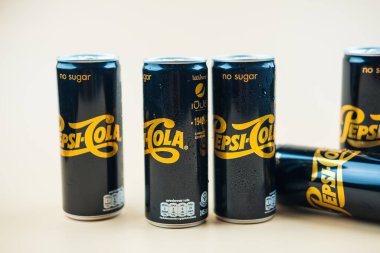 Samut Prakan, Tayland - 20 Aralık 2021: PEPSI-COLA 1940 'ların sınırlı sayıda üretilen siyah alüminyum kutuları No Sugar 245 ml.