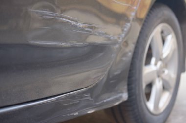 Gümüş rengin yan tarafındaki arabayı çizmek. Kazadan sonra hasar gören araç