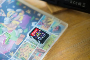 Bangkok, Tayland - 22 Aralık 2021: Video oyunu kartuşunu kapat: Mario Party Superstars video oyunu Nintendo Switch konsolu için plastik bir çantada.