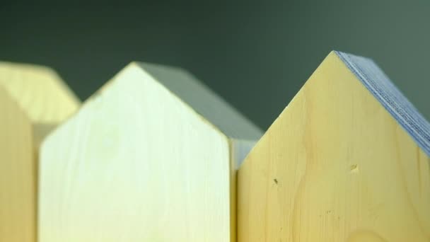 Drehen des weißen Holzhaus-Modells zum Verkauf. Ideen für Angebote von Hypothekendarlehen Investitions- und Managementvertrag und Industriebau zum Kauf eines neuen Eigenheims.