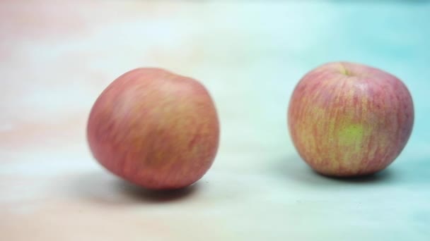 パンニングは新鮮な赤いリンゴとリンゴのローリングを撃った — ストック動画