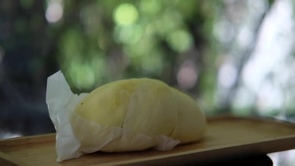 Verse Durian Fruit Een Houten Dienblad Populaire Tropische Thaise Traditionele — Stockvideo