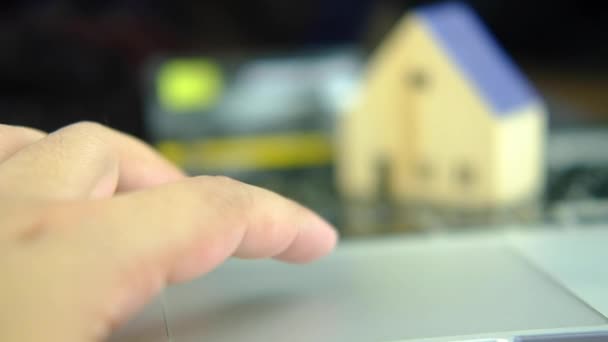 Hombre Utiliza Ordenador Portátil Para Comprar Elegir Casa Con Tarjeta — Vídeos de Stock