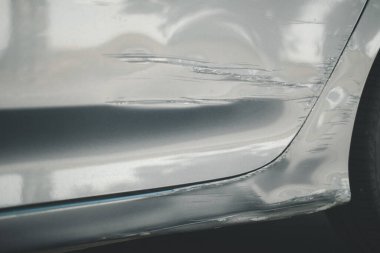 Gri arabaya yakın plan çizilmiş.