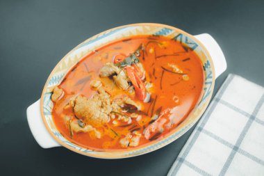 Pirinçle birlikte domuz eti yiyen baharatlı köri (Panang), Tayland yemeği tarzı