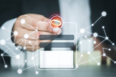 İş adamı bulut hesaplama ekranına USB çubuğu yerleştiriyor ve giriş için boş çerçeve, ağ bağlantısı verisi, siber güvenlik tehdidi ve antivirüs hata kavramı