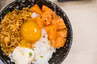 Çiğ somon ve pirinçli yumurta (Somon Don). Japon mutfağı..