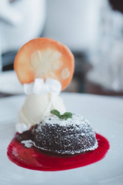 Vanilyalı dondurmalı çikolatalı lava keki yakın plan.