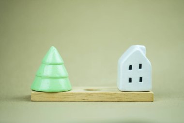 Beyaz Saray ve Noel ağacı seramiği dekoratif amaçlı ahşap tahta üzerine konmuş. Kapat.