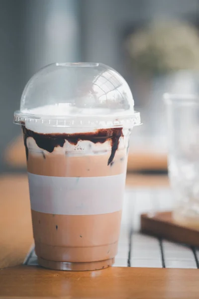 Café Glacé Moka Dans Une Tasse Plastique Sur Une Table — Photo