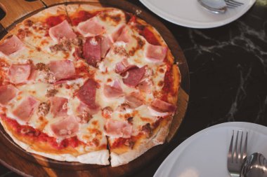 Pastırmalı ve salamlı pizza. Yemek menüsü konsepti