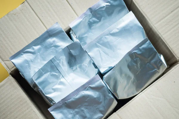 Hromada Hliníkové Kávy Balení Hnědé Papírové Krabici Připraven Odeslání Zákazníka — Stock fotografie