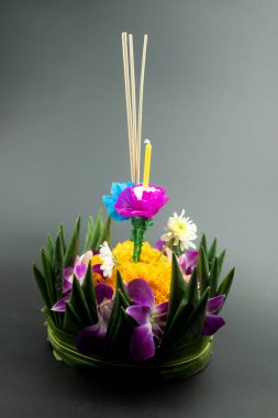 Krathong, yüzen kısımdan yapılmış el yapımı yüzen mum yeşil yapraklı çiçekler ve Tayland 'daki Loy Krathong festivali için birçok yaratıcı malzeme ile dekore edilmiş.