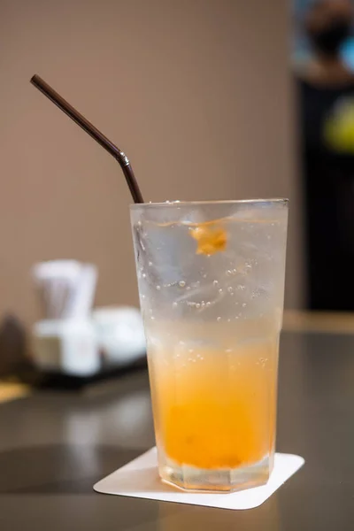 カフェのテーブルの上のガラスに氷レモン梅茶 — ストック写真