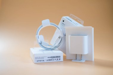 Bangkok - 16 Ocak 2022: Yeni Apple USB-C şarj kablosu ve şarj cihazını açtıktan sonra paketini göster. Kapat.