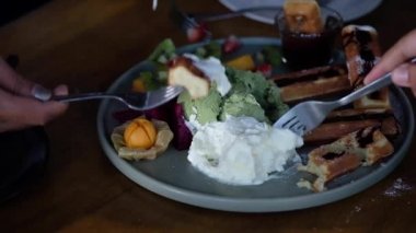 Dondurmalı ballı tost yemek ve arkadaşlarla meyve yemek. Arkadaşlık kavramı 